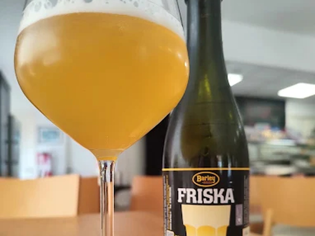 Calice di birra artigianale servito al tavolo nella sala del bar a Nuoro