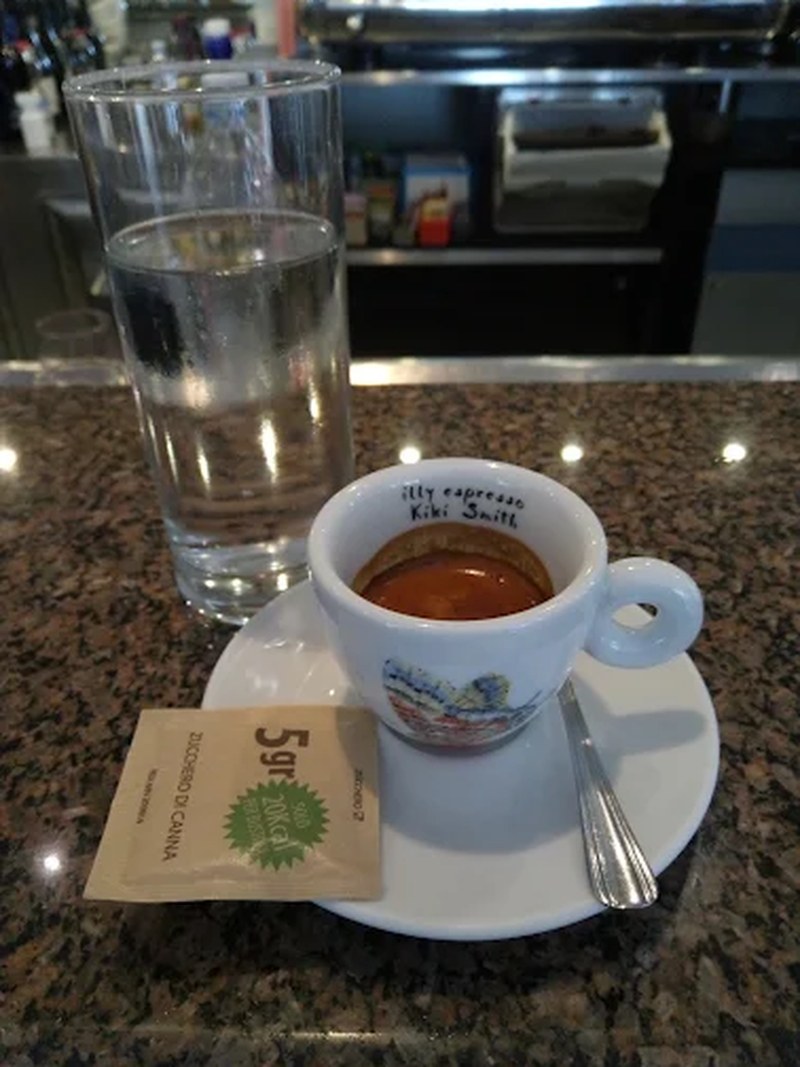 Tazzina di espresso appena estratta sul banco della caffetteria a Nuoro