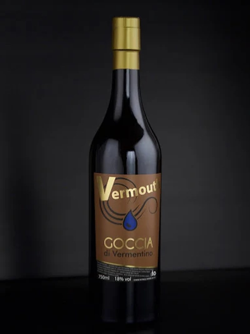 Bottiglia di vermouth artigianale del wine bar a Nuoro