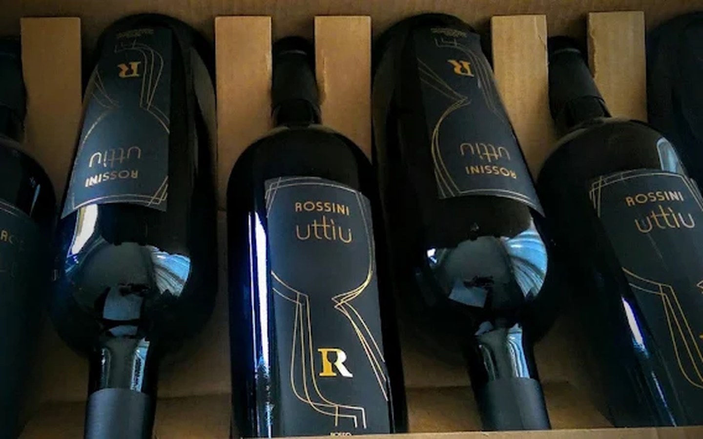 Bottiglie di vino sardo nella cassa del wine bar a Nuoro